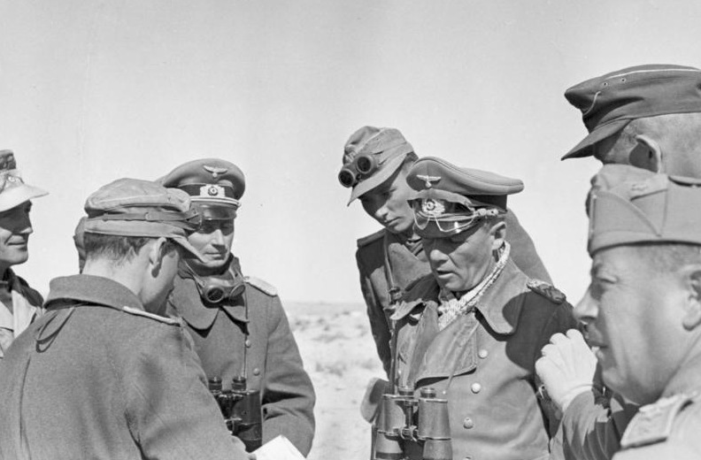 Bundesarchiv_Bild_183-1982-0927-503,_Bei_El_Agheila,_Rommel_bei_italienischer_Division.jpg