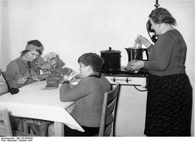 Bundesarchiv_Bild_183-B04765_252C_Berlin_252C_Luftschutzbunker.jpg