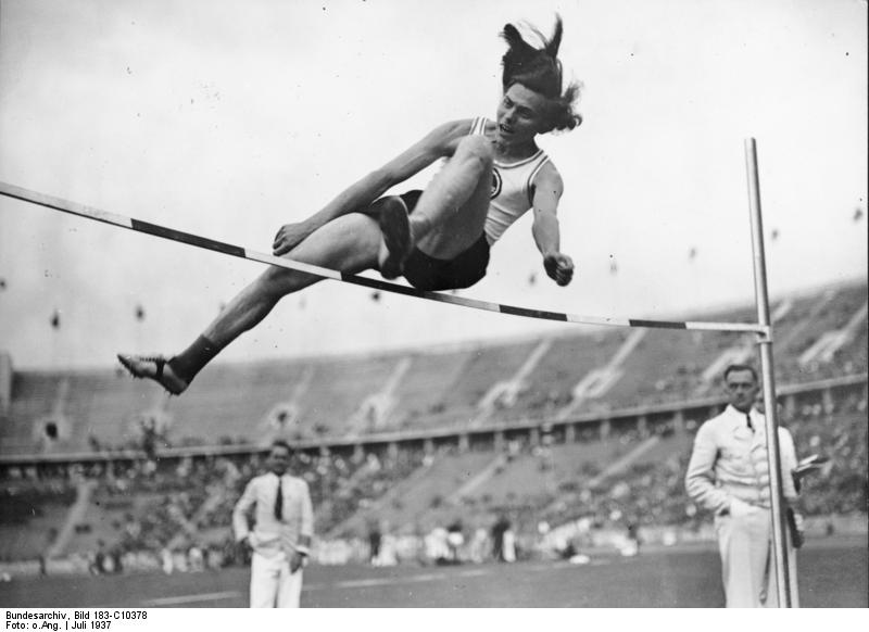 Bundesarchiv_Bild_183-C10378,_Hermann_Ratjen_alias_-Dora_Ratjen-.jpg