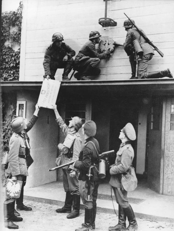 Bundesarchiv_Bild_183-E10458,_Polen,_Zollstation,_deutsche_Soldaten.jpg