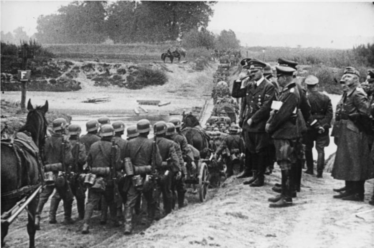 Bundesarchiv_Bild_183-S55480,_Polen,_Parade_vor_Adolf_Hitler (1)_0.jpg