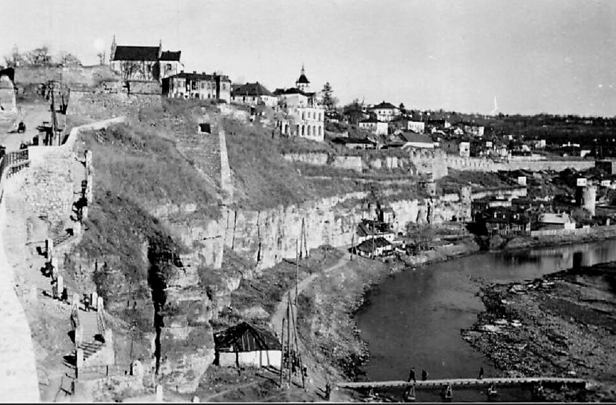 Burg Festung Fluß Smotrytsch Kamenez-Podolsk) 1941-1943 г..jpg