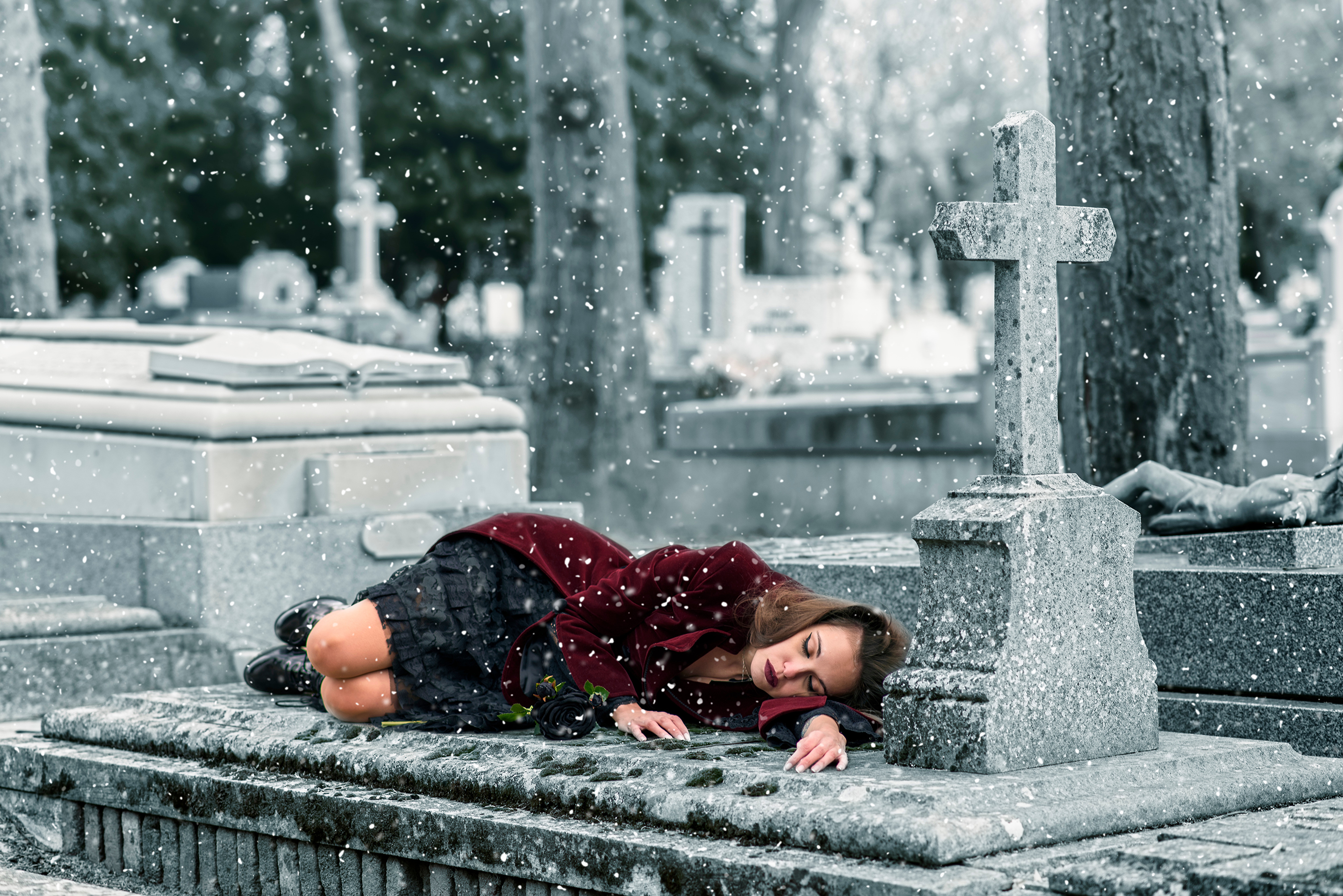 Cemetery_Laura_Santos_Lying_down_Sleep_Snow_Cross_614257_3840x2563.jpg