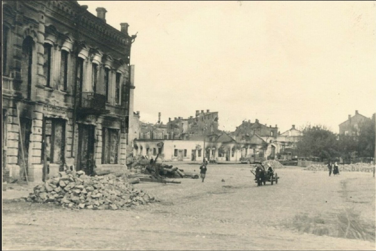 Чернигов (ausgebrannte Häuser Ruinen in Tschernigow) 1941-1943 г..jpg