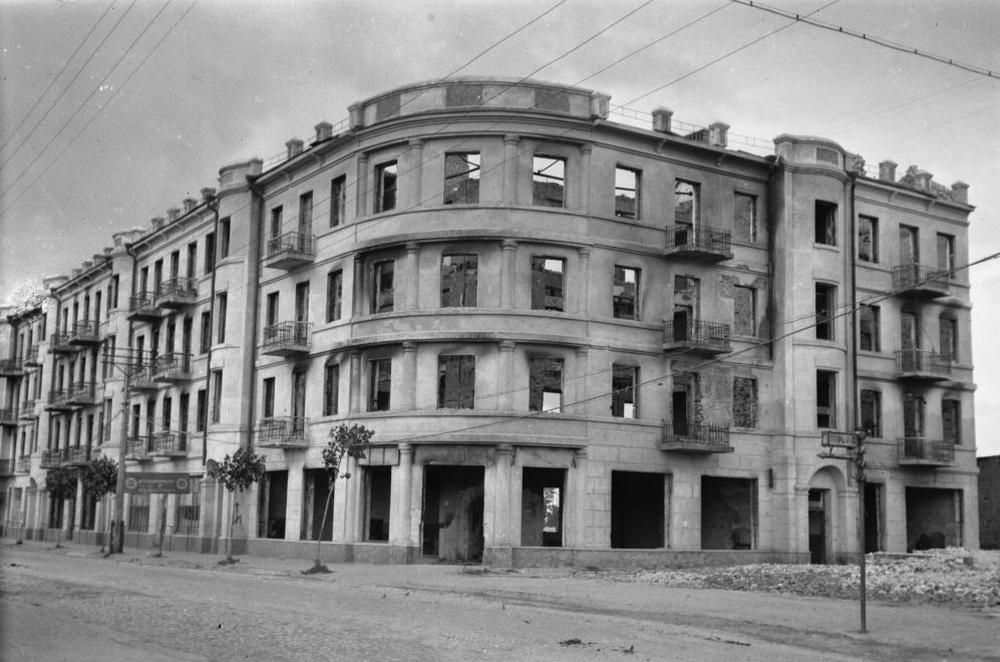 Чернигов дом на перекрестке улиц Шевченко (Мира) и Перетця (Победы) 1942 г..jpg