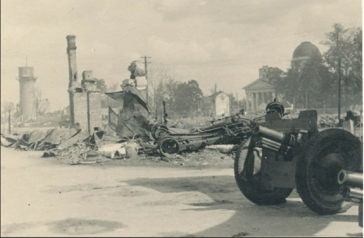 Чернигов (Fahrzeug Wracks russische Geschütze Wehrmacht Beute Tschernigow).jpg