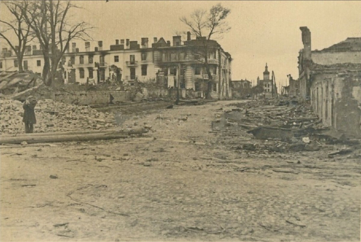 Чернигов (Häuser Ruinen in der zerstörten Stadt Tschernigow 1941).jpg