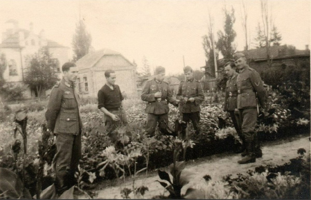Чернигов Сад в месте размещения (Tschernihiw Garten Unterkunft Soldat) 1941-1943 г..jpg