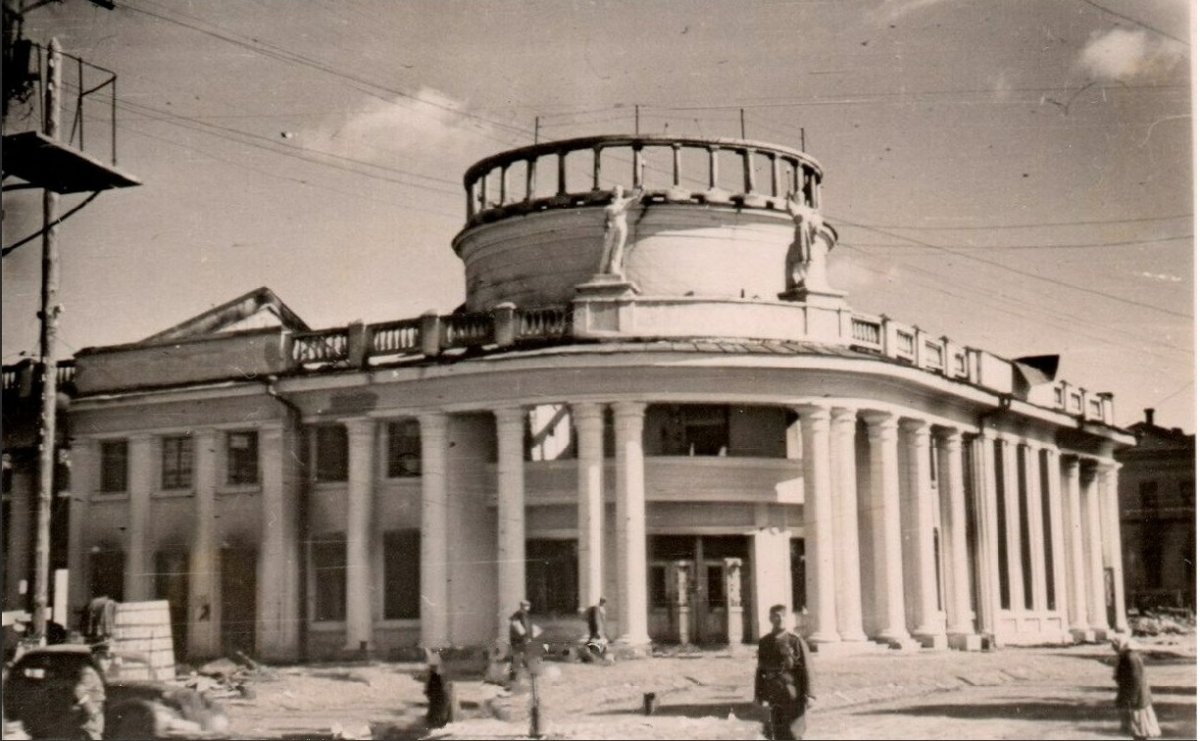 Чернигов Солдат на фоне кинотеатра  (Tschernihiw Theater Gebäude Soldat) 1941-1943 г..jpg