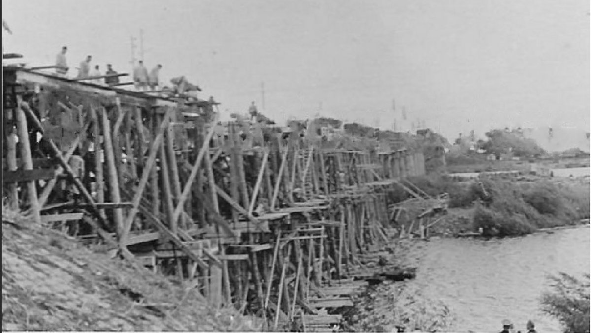 Чернигов Восстановление моста на Десне 1941 г..jpg