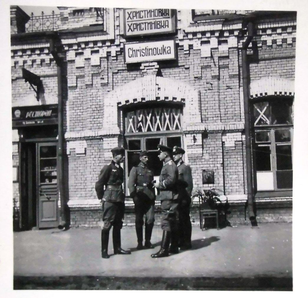 Christinowka Ukraine mit Wehrmacht , vermutlich Bahnhof (6x6 cm.jpg