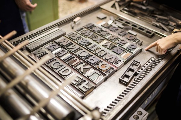 depositphotos_61145697-stock-photo-old-typography-printing-machine.jpg