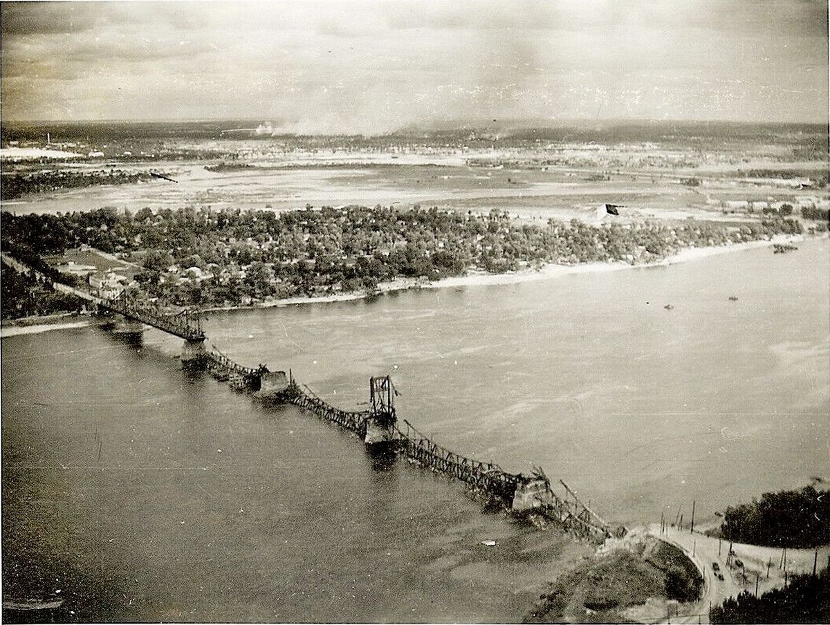 Destroyed Bridge Over DNJEPR River by KIEW 1941.jpg