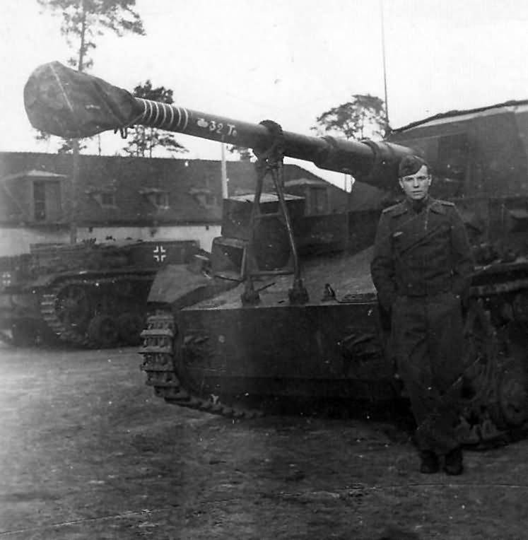Dicker_Max_105_cm_K18_auf_Panzer_Selbstfahrlafette_IVa.jpg