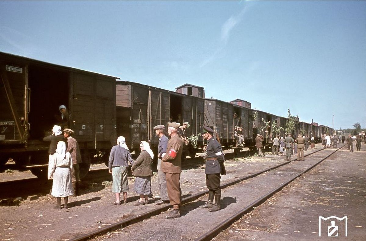 Долинская Вокзал Посадка добровольцев на работу в Германии (08.1943) Foto Walter Hollnagel-.jpg