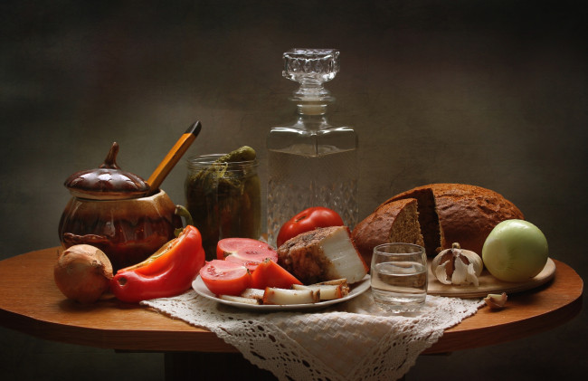 eda-natyurmort-luk-hleb-vodka-pomidor-og-1167652.jpg