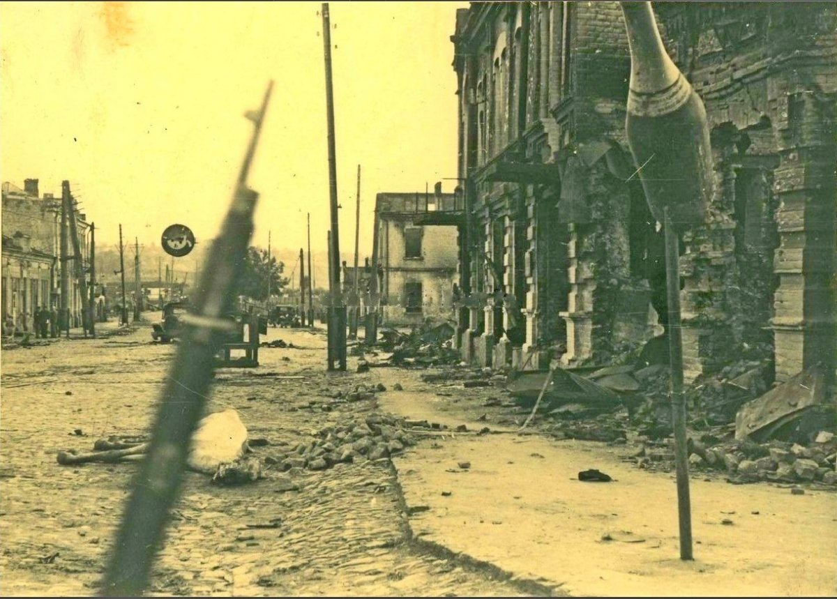 (Einmarsch Soldaten in zerstörtes WINNIZA 1941) 1941 г..jpg