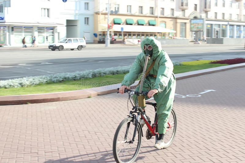 el-hombre-en-una-careta-antigás-en-una-bici-42063699.jpg