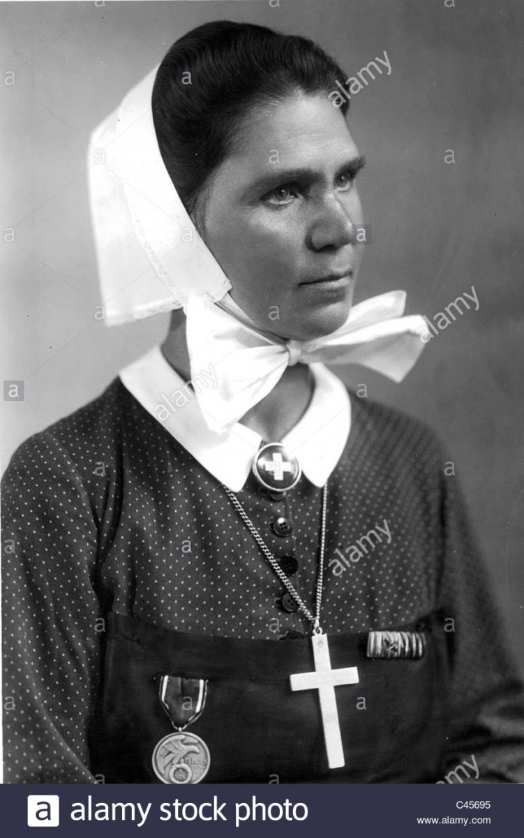 eleonore-baur-called-sister-pia-C45695.jpg