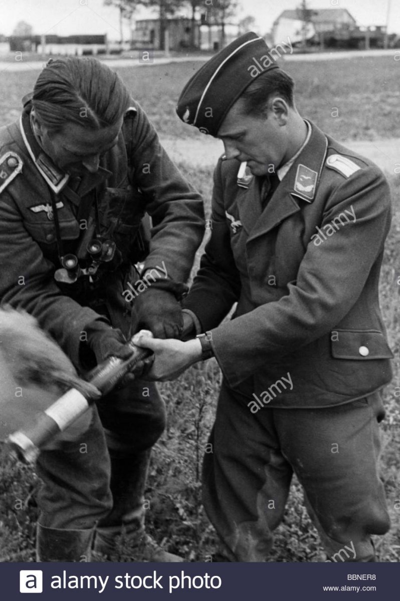 events-second-world-war-wwii-aerial-warfare-persons-army-nco-and-luftwaffe-BBNER8.jpg