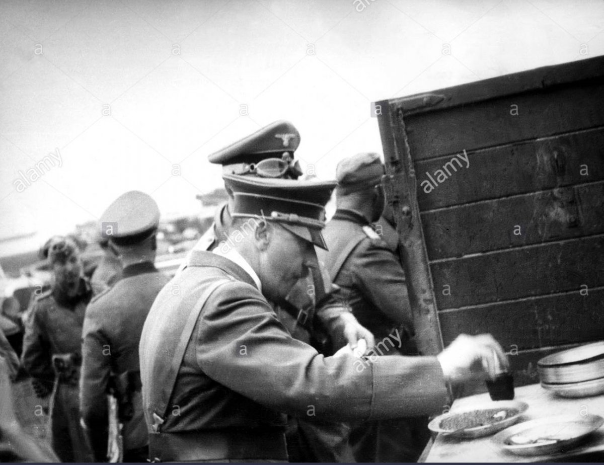 events-second-world-war-wwii-poland-1939-adolf-hitler-visiting-the-B4805D.jpg