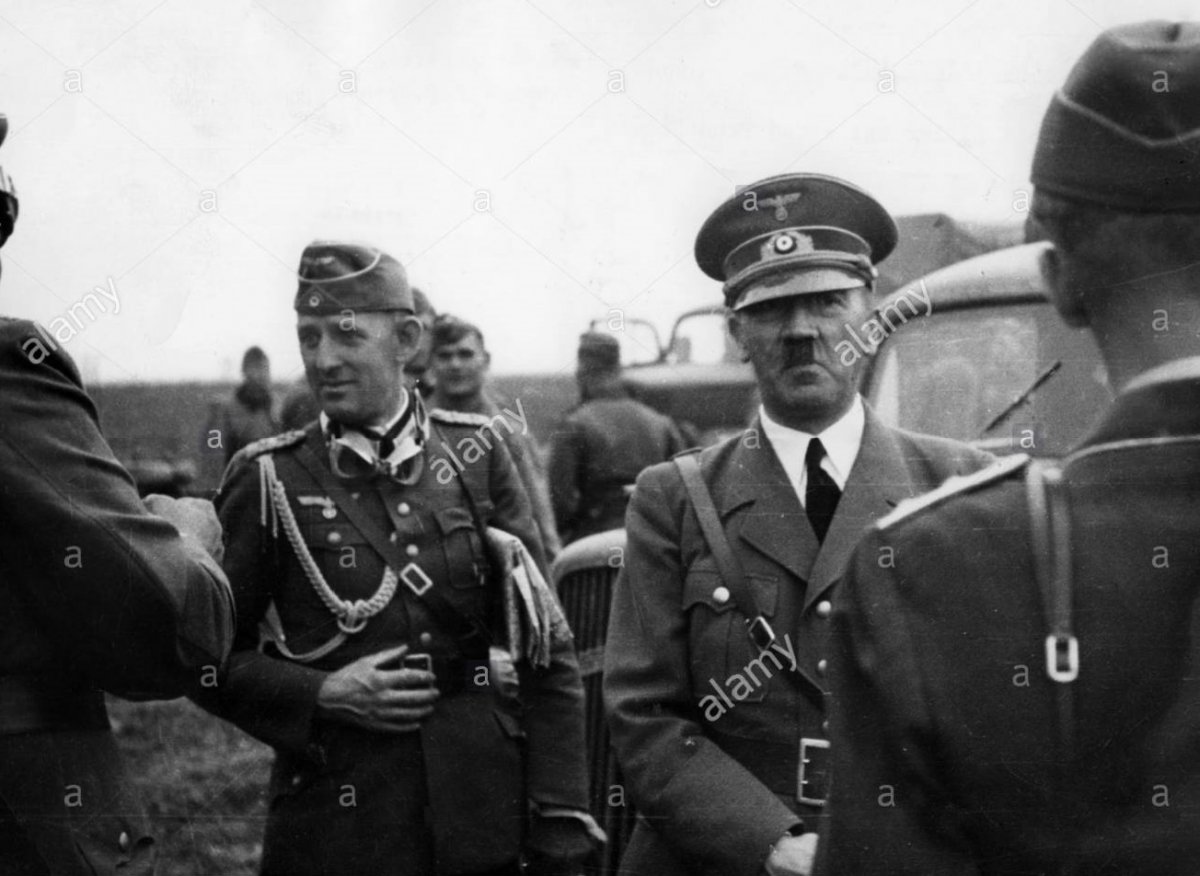 events-second-world-war-wwii-poland-1939-adolf-hitler-visiting-the-DB3GX7.jpg