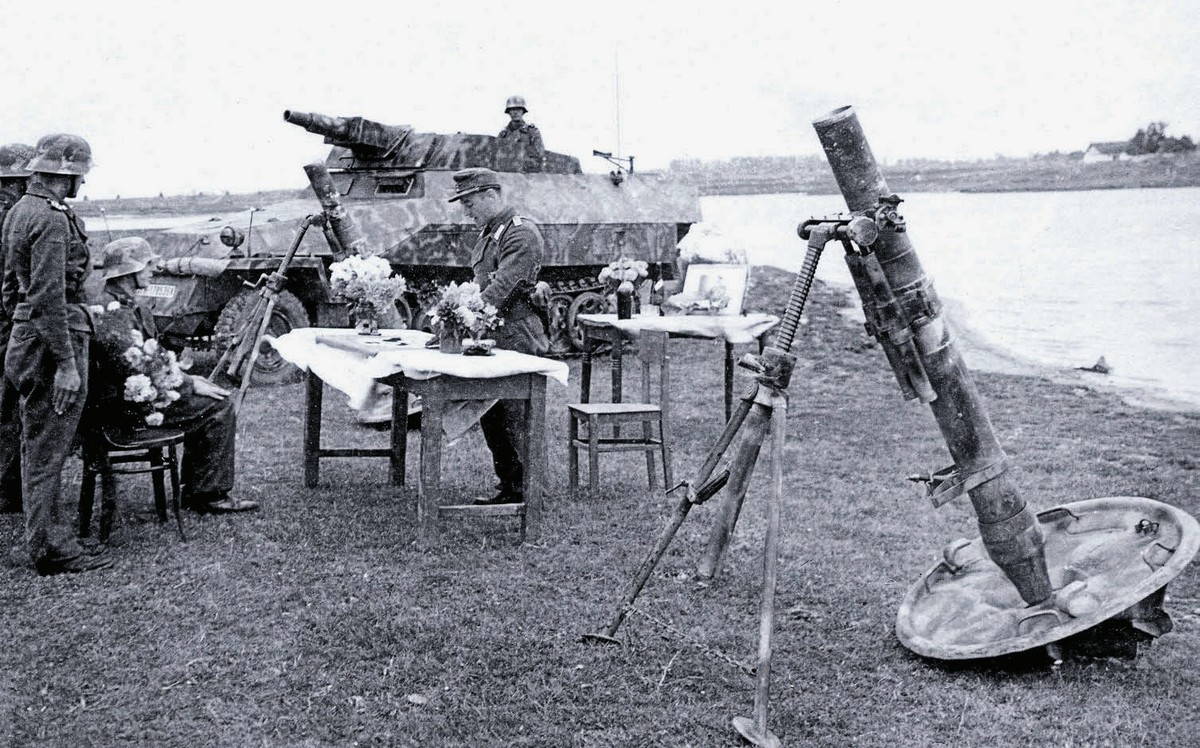 F12-12-см-Granatwerfer-42-на-фоне-процедуры-награждения.jpg