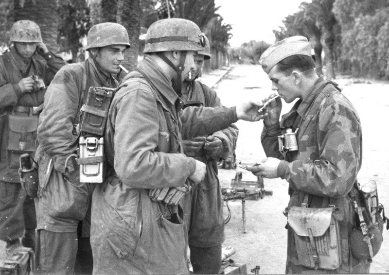 Fallschirmjäger smoking.jpg