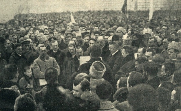 Федір Швець зачитує Акт Злуки. Зліва в однострою – Лонгин Цегельский.jpg