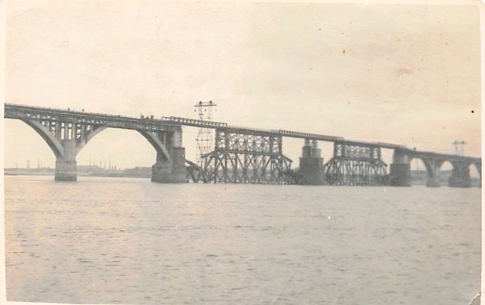 Fertiggestellte zerstörte Dnepr - Brücke Dnepropetrowsk.jpg