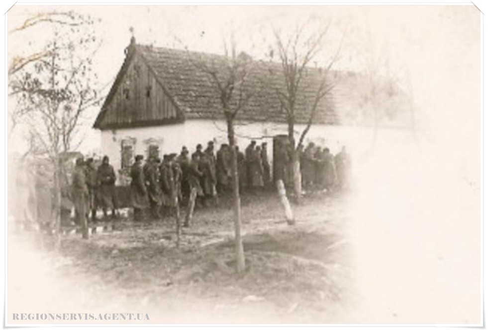Февраль 1943 г. Военные в очереди за выплатой заработной платы. Мелитополь (Константиновка).jpg