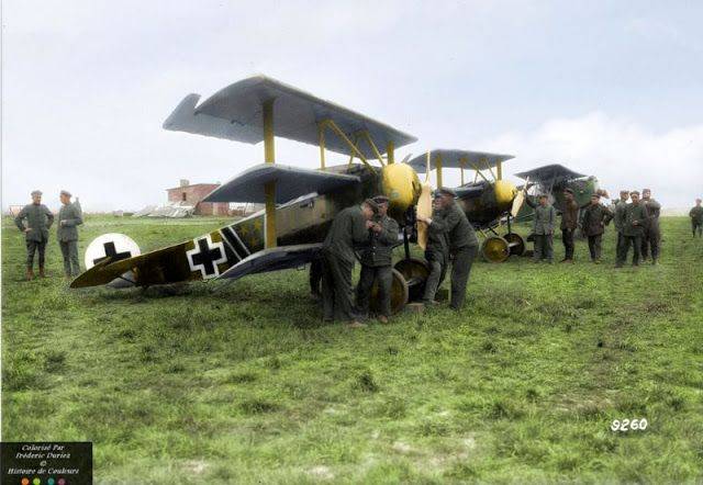 Fokker Dr.I перед взлетом, май 1918 года.jpg