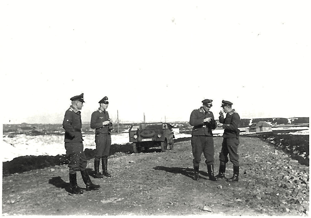 Foto-1942-Kirowgrad-Lander-mit-Kübelwagen-KG.jpg