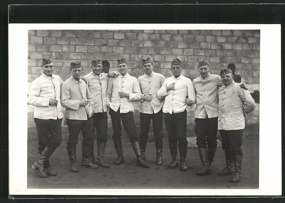 Foto-AK-Deutsches-Heer-Soldaten-in-Uniform-mit-Drillich-und-Kaeppi-42.jpg