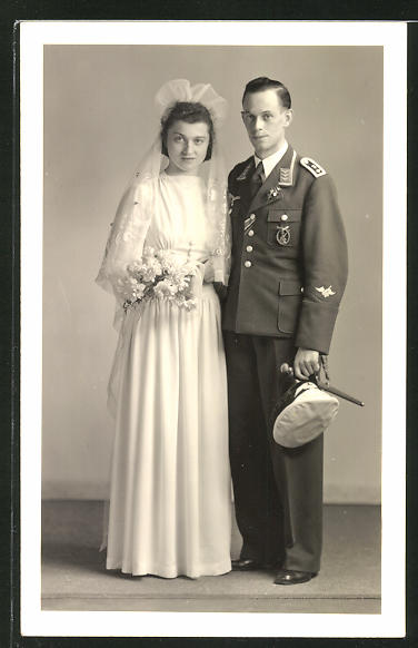 Foto-AK-Feldwebel-der-Luftwaffe-mit-Flakkampf-Abzeichen-Hochzeit-in-Uniform.jpg