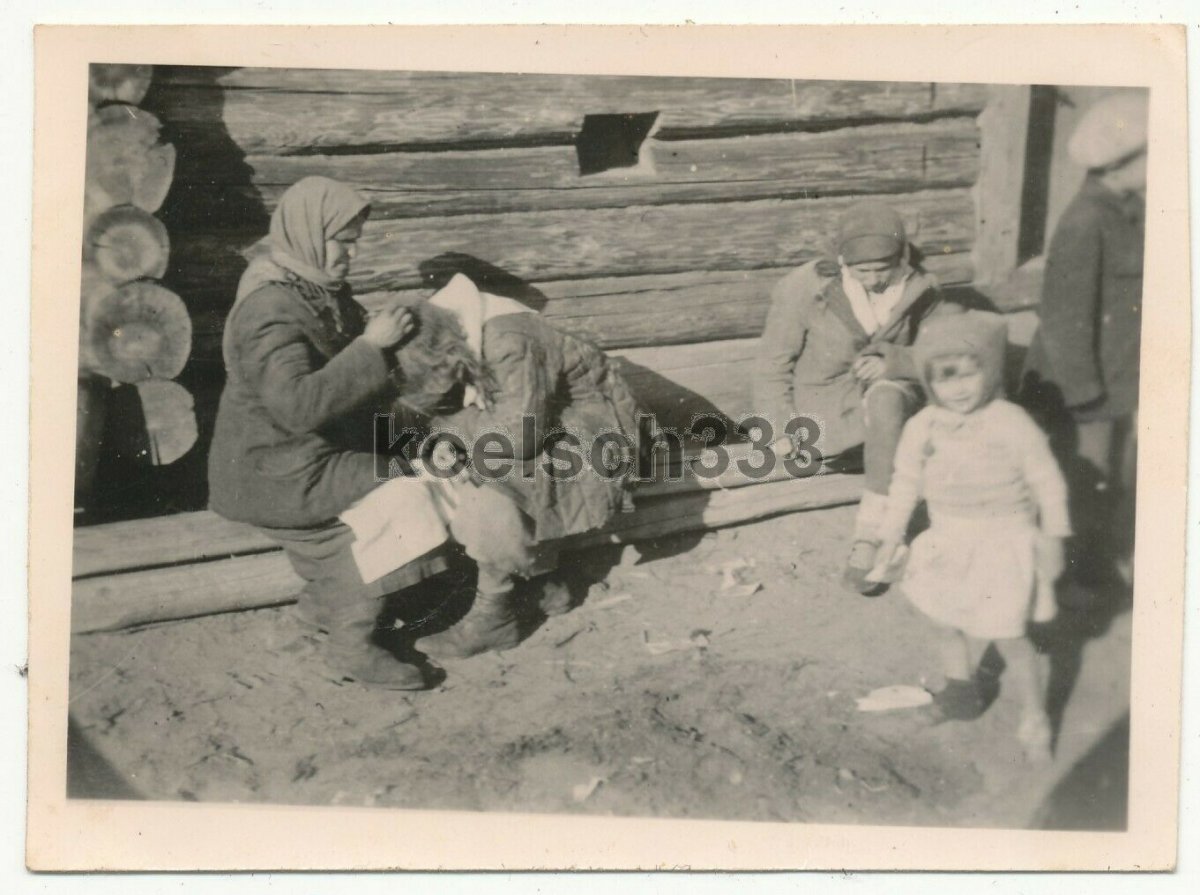 Foto-russische-Bäuerin-beim-Lausen-ihres-Kindes-vor.jpg