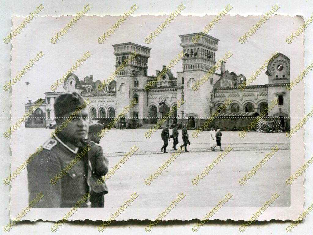 Foto-Wehrmacht-Soldaten-vor-dem-Bahnhof-Dnjepropetrowsk-Dnipro.jpg