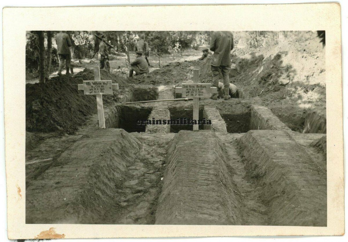 Фото заключенных на похоронах в ФАСТОВЕ  Украина 1941 Могильное кладбище.jpg