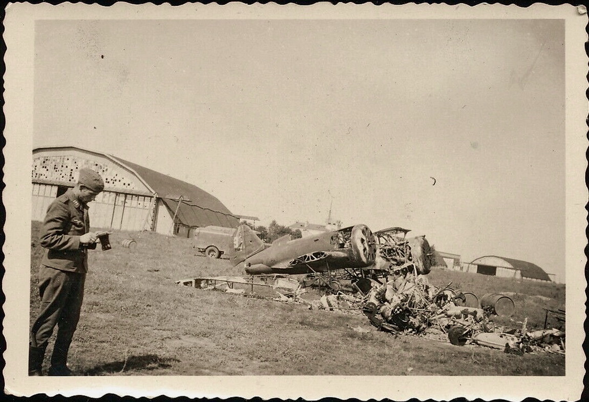 Foto - zerstörtes französisches Flugzeug Deutscher Soldat mit Fotoapparat - 2.WK.jpg
