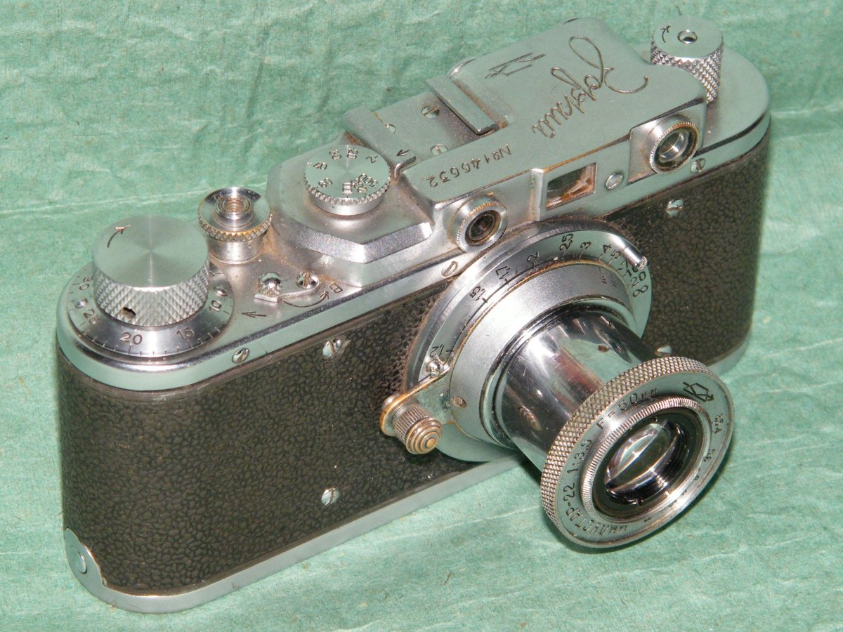 Фотоаппарат_ЗОРКИЙ_(1953).jpg
