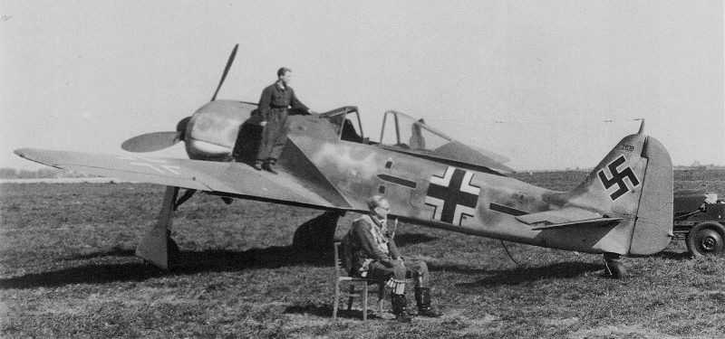 FW190-A5-JG2-WrkN2628-Lyon-France-Nov1942-32f-s.jpg