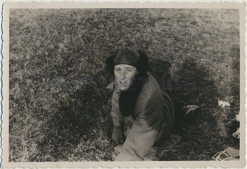 Gefangener Russischer Pilot bei Kirowograd 1941 Fliegerhaube Fliegerkombi.jpg