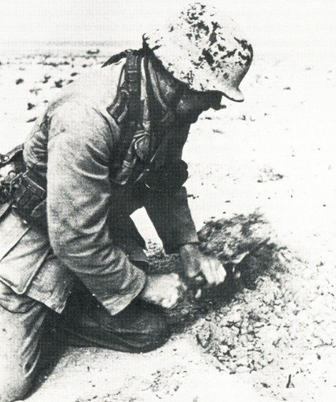 german-soldier-digging-in-strawson-1981-640x480.jpg