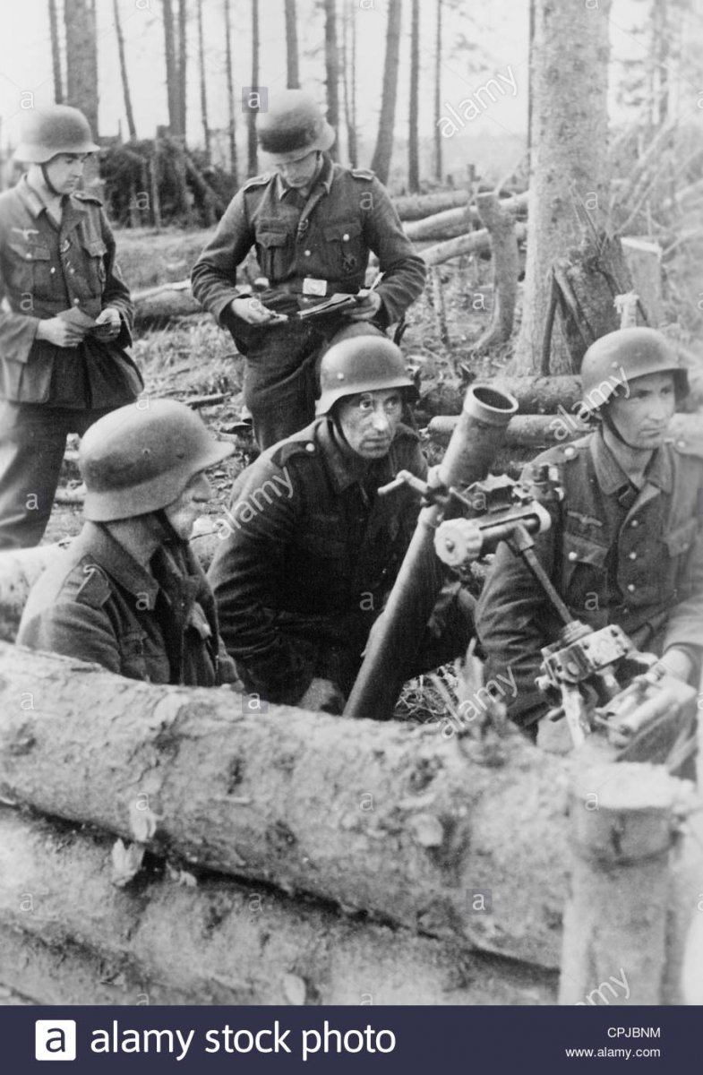 german-soldiers-with-a-mortar-in-wwii-on-the-eastern-front-1942-CPJBNM.jpg