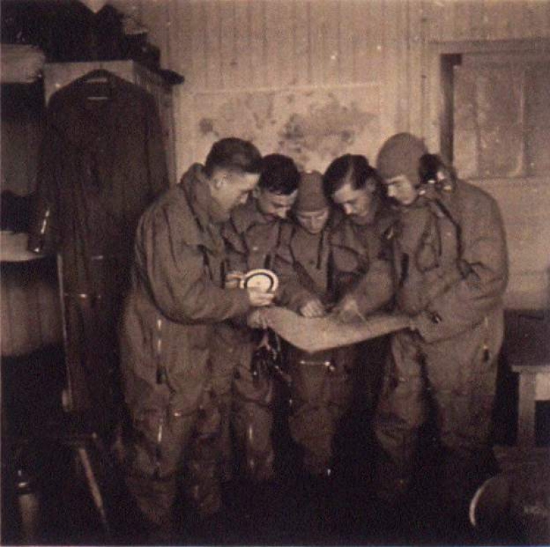 GermanLuftwaffeCrew_PlottingCourseUsing_Dreieckrechner.jpg