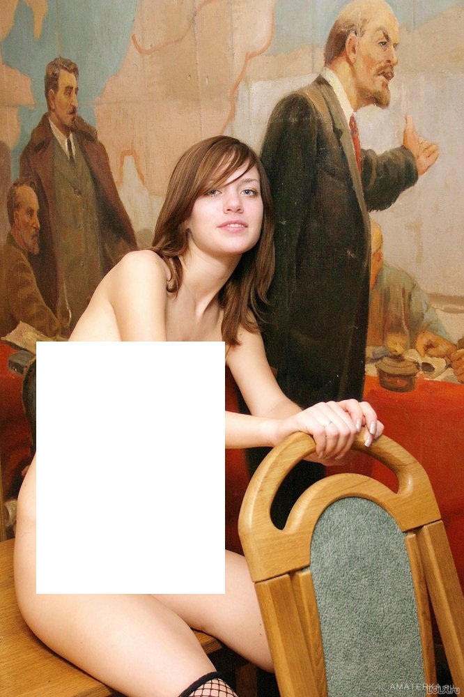голая у ленина.jpeg