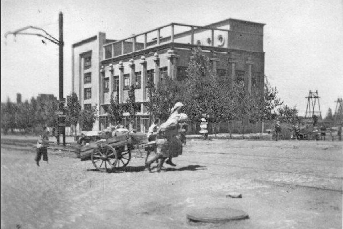 Горловка Торговое здание 1941 г.( Magazin in Gorlowka, 1941).jpg