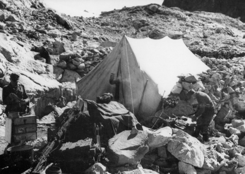 Горные егеря вермахта у палатки на позиции на Клухорском перевале..jpg