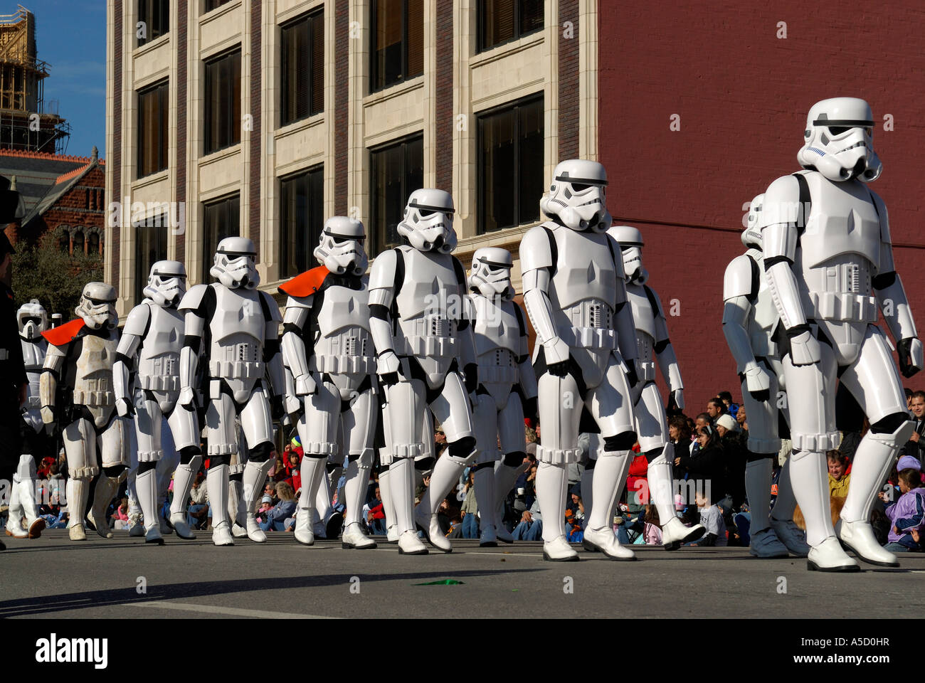 groupe-de-star-wars-storm-troopers-marchant-lors-d-un-defile-a5d0hr.jpg