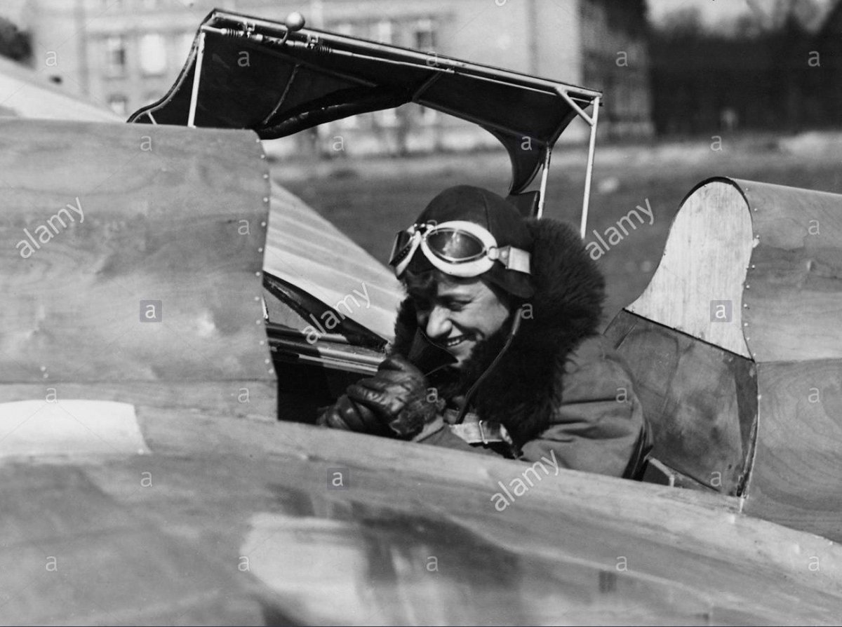 hanna-reitsch-in-the-glider-kranich-1936-CPJ542.jpg